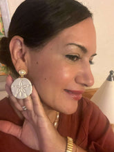 Load image into Gallery viewer, Sand Dollar with Pearls