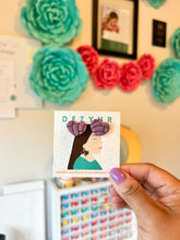 Load image into Gallery viewer, Concha heart studs