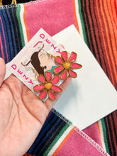 Load image into Gallery viewer, Pink Glitter Daisy earrings