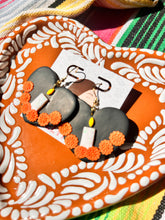 Load image into Gallery viewer, La Vela with marigolds