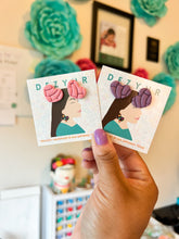 Load image into Gallery viewer, Concha heart studs