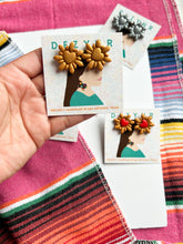 Load image into Gallery viewer, Corazón Eterno studs