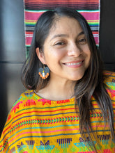 Load image into Gallery viewer, La Vela with marigolds