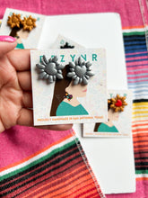 Load image into Gallery viewer, Corazón Eterno studs