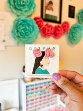 Load image into Gallery viewer, Concha heart studs