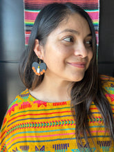 Load image into Gallery viewer, La Vela with marigolds